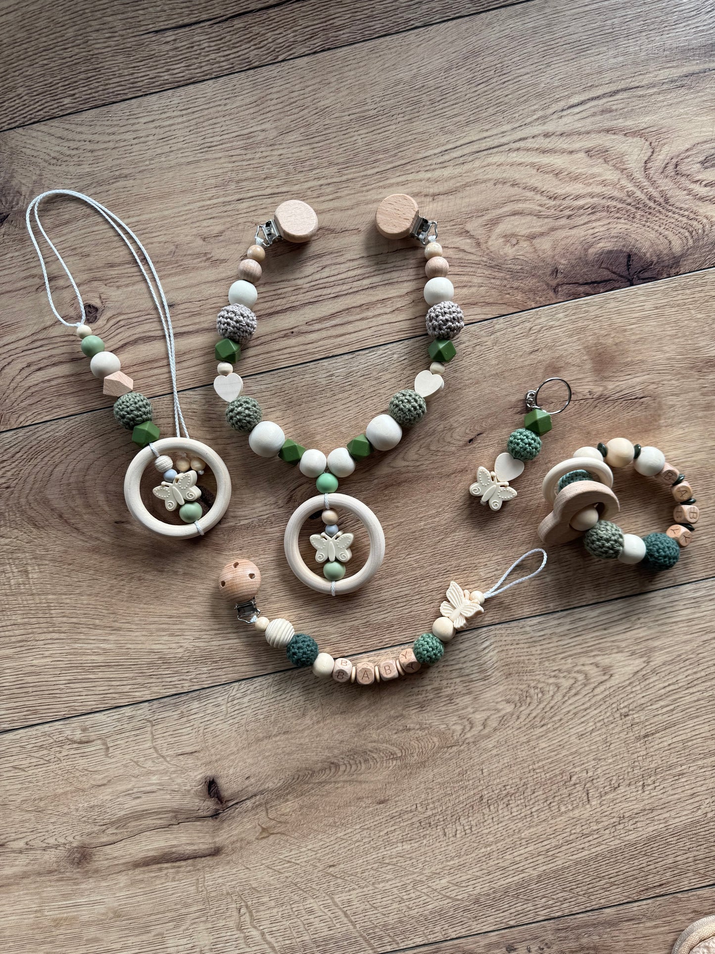 Geschenkset Baby Kinderwagenkette, Babygreifling und Rucksackanhänger