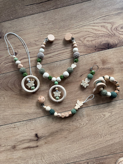 Geschenkset Baby Kinderwagenkette, Babygreifling und Rucksackanhänger