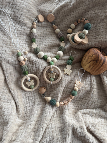 Geschenkset Baby Kinderwagenkette, Babygreifling und Rucksackanhänger