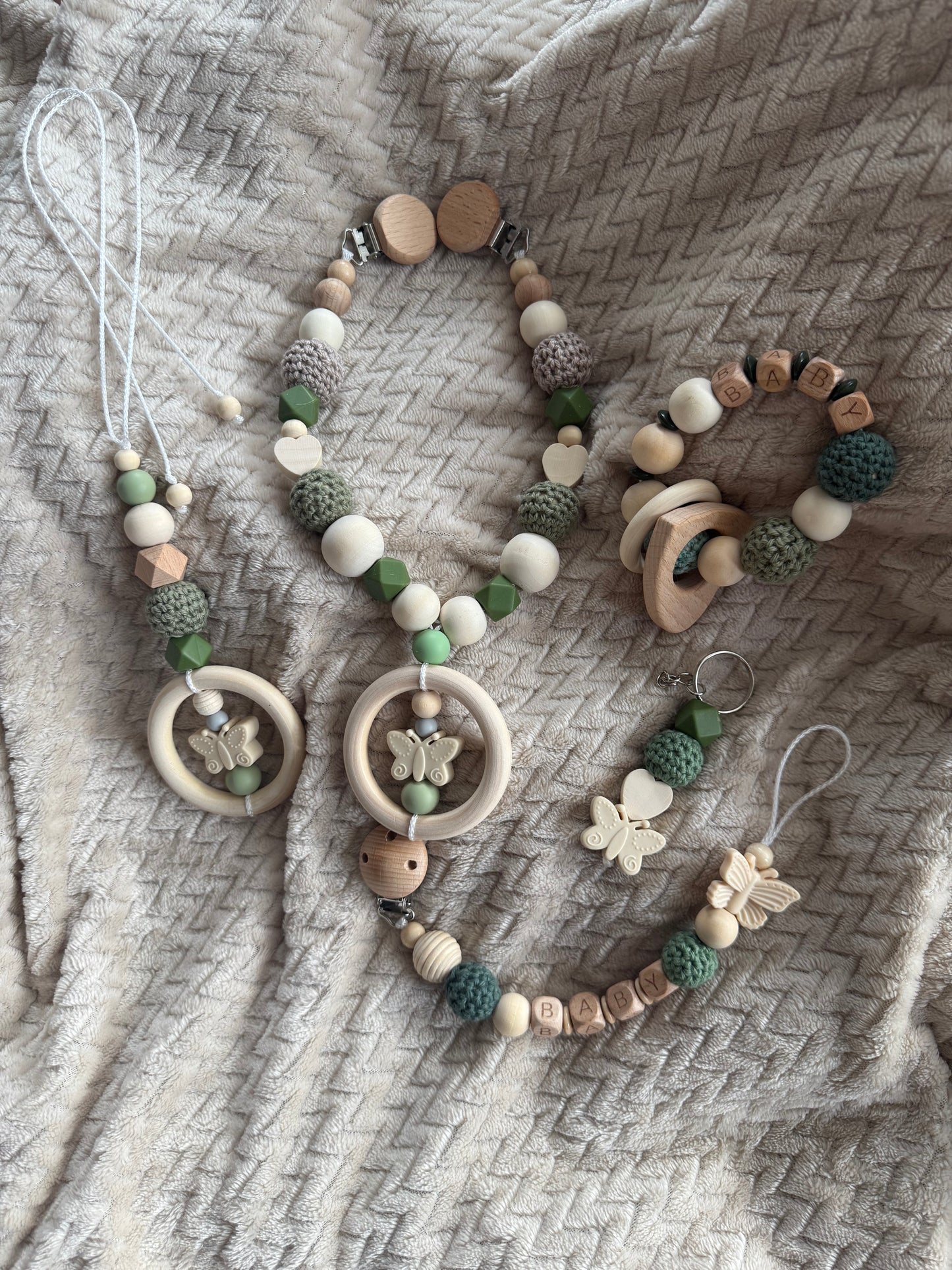 Geschenkset Baby Kinderwagenkette, Babygreifling und Rucksackanhänger
