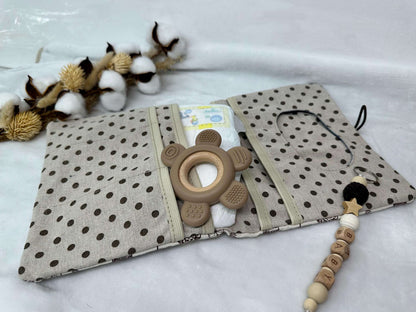 Wikelauflage und Windeltasche mit Schnullerkette und Beissring - Small Lights Shop