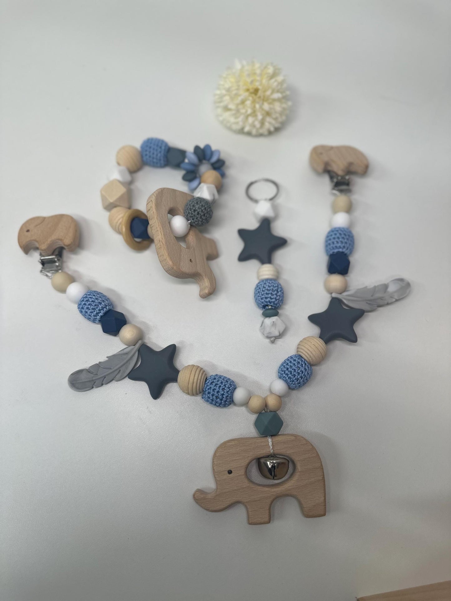 Geschenkset Baby Kinderwagenkette, Babygreifling und Rucksackanhänger