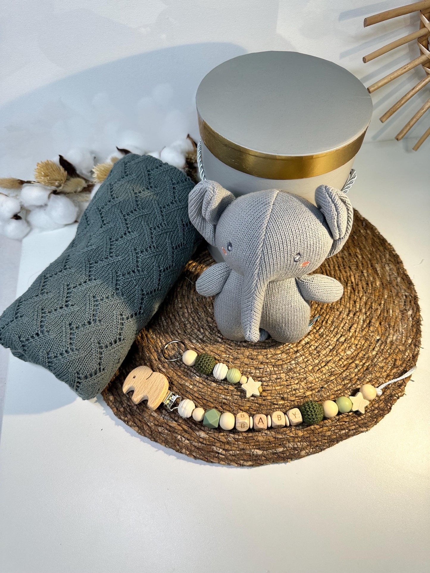 Baby Geschenkset Elefant, Babygeschenkbox mit Kuscheltier und Decke